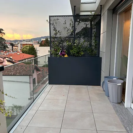 Luxury White House Apartment Como