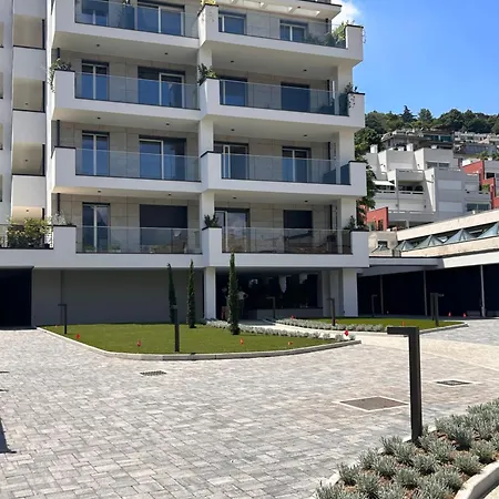 Luxury White House Como