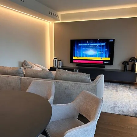 Luxury White House * Como